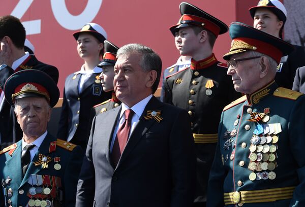 شوکت میر ضیابیف،رئیس جمهور ازبکستان هنگام  رژه نظامی به افتخار75 ـ مین سالگرد پیروزی بر آلمان نازی در مسکو - اسپوتنیک ایران  