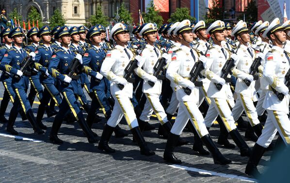 سربازان ارتش چین هنگام  رژه نظامی به افتخار75 ـ مین سالگرد پیروزی بر آلمان نازی در مسکو - اسپوتنیک ایران  