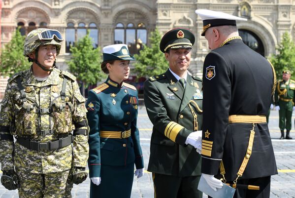 فرماندهان سربازان کشورهای خارجی پس از پایان رژه نظامی در مسکو - اسپوتنیک ایران  