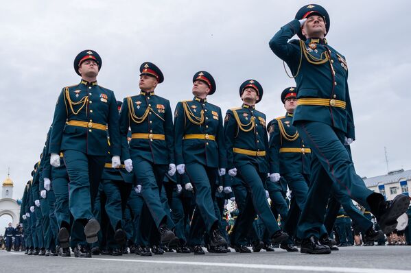 رژه سربازان به مناسبت ۷۵ سالگی پیروزی در جنگ جهانی در یوژنو ساخالینسک - اسپوتنیک ایران  