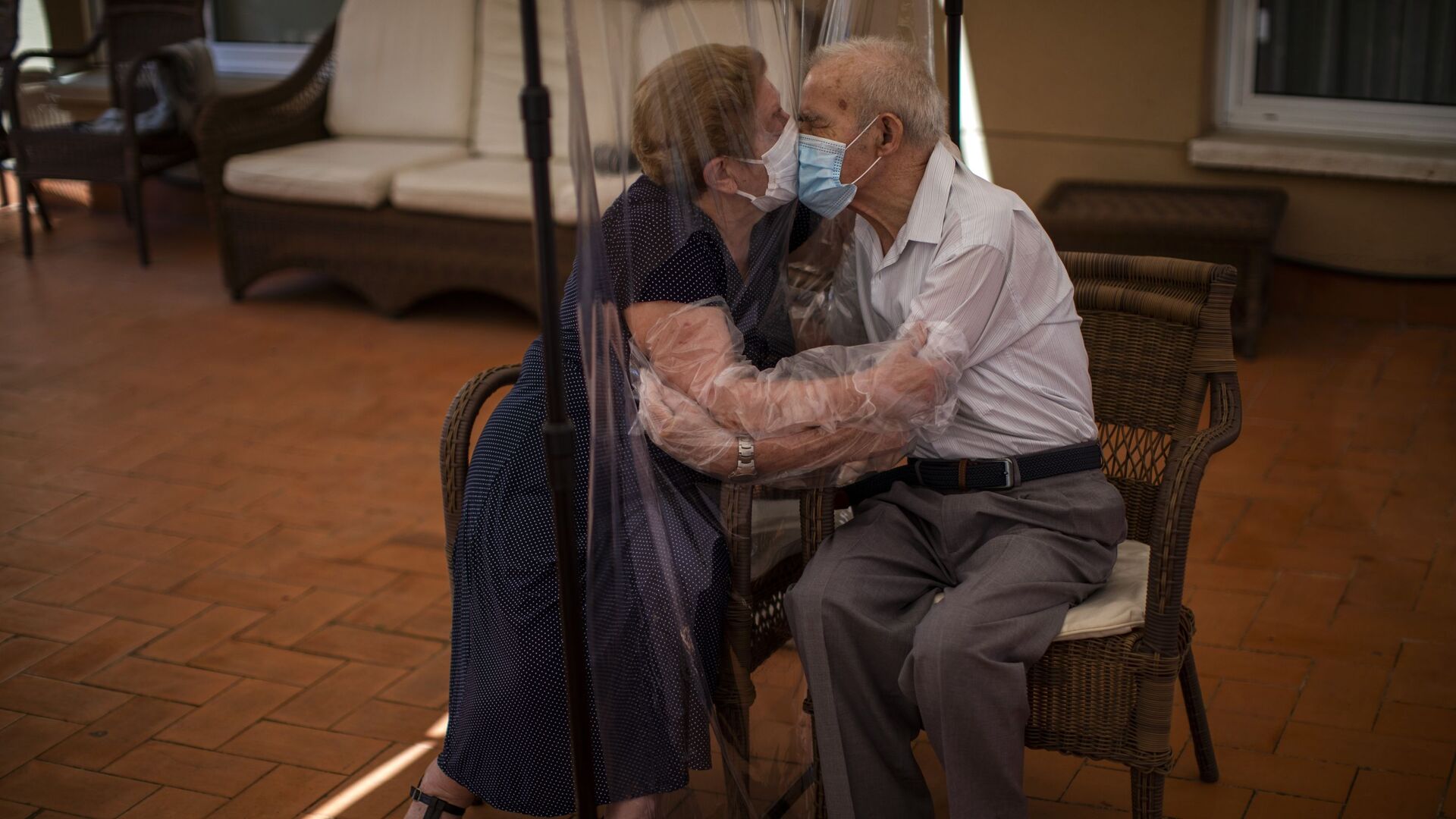 Агустина Канамеро, 81 год, и Паскуаль Перес, 84 года, обнимаются через экран в доме престарелых в Барселоне, Испания - اسپوتنیک ایران  , 1920, 23.03.2022