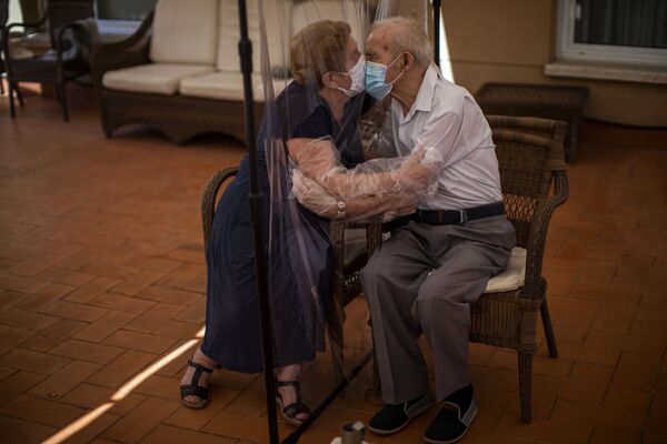 دو سالمند عاشق در اسپانیا - اسپوتنیک ایران  