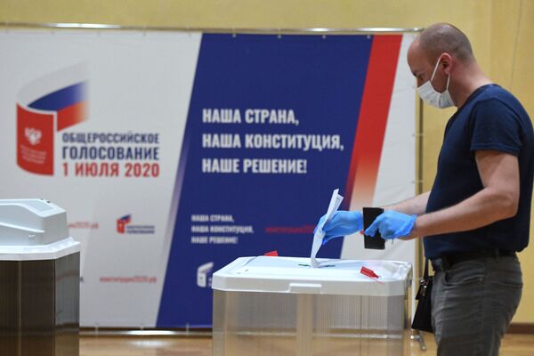 رای گیری برای اصلاح قانون اساسی در فدراسیون روسیه امروز 25 ژوئن در حال برگزاری است  - اسپوتنیک ایران  
