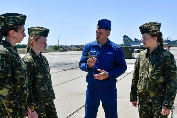 دختران روس در تمرینات تابستانی خلبانی هنرستان عالی خلبانی کراسنودار - اسپوتنیک ایران  