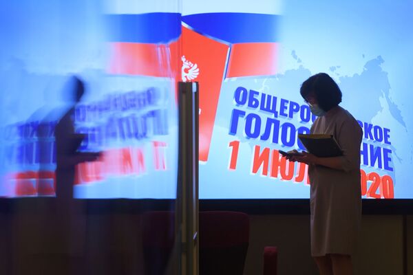 زنی با ماسک در مرکز اطلاعاتی کمیسیون انتخاباتی روسیه در مسکو - اسپوتنیک ایران  