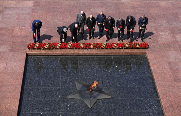 رئیس جمهور روسیه ولادیمیر پوتین در مراسم اهدای گل به مقبره سربازان گمنام در مسکو - اسپوتنیک ایران  