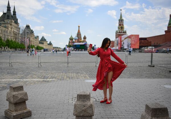 زنی در میدان سرخ مسکو - اسپوتنیک ایران  