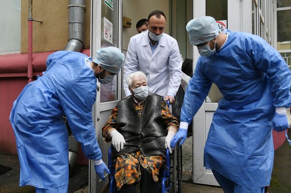 بیمار ۱۰۱ ساله بعد از درمان بیماری کووید ۱۹ از بیمارستان مرخص می شود - اسپوتنیک ایران  