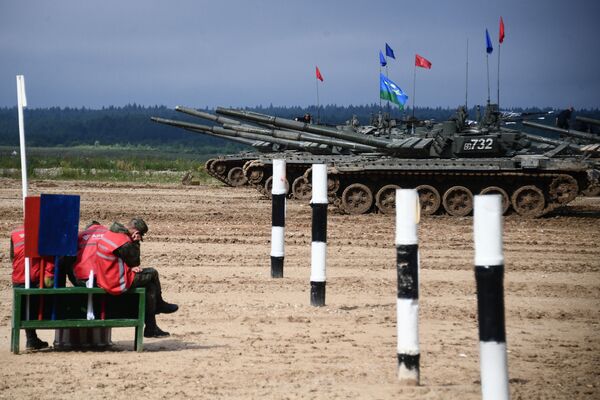 خدمه تانک تی-72 در آخرین مرحله مسابقات بیاتلون تانکی در حومه مسکو. - اسپوتنیک ایران  