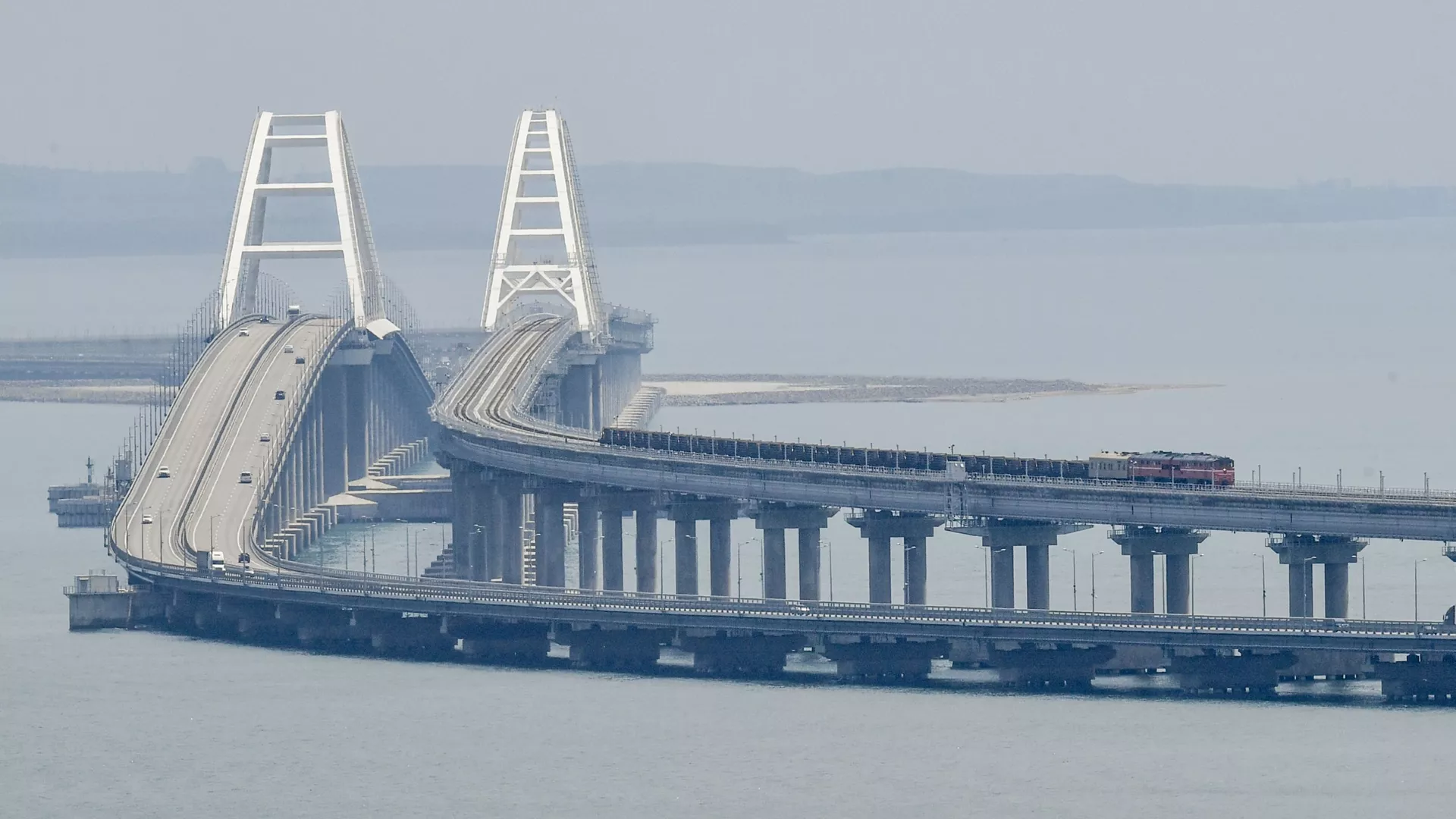Грузовой состав на Крымском мосту