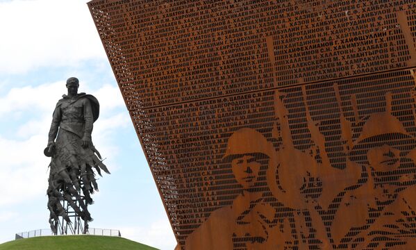 یادبود سرباز شوروی در تور - اسپوتنیک ایران  