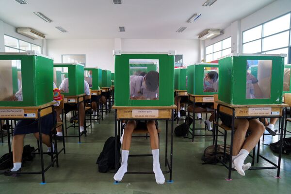  محصلان در مدرسه تایلندی بعد از تضعیف محدودیت‌ها مرتبط با ویروس کرونا - اسپوتنیک ایران  