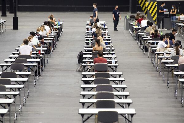 دانش آموزان قبل از آغاز امتحان در آلمان - اسپوتنیک ایران  