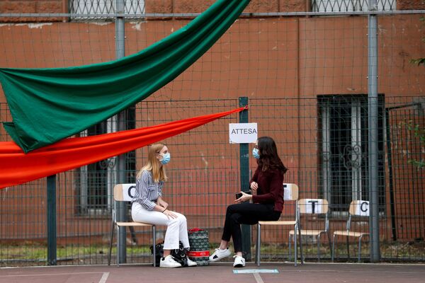 دانشجویان در حال دادن امتحانات در رم ایتالیا - اسپوتنیک ایران  