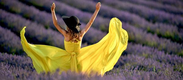 دختری در دشت گل اسطوخودوس در کریمه دختری در دشت گل اسطوخودوس در کریمه - اسپوتنیک ایران