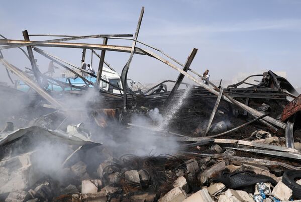 تخریب ساختمانها در پی حملات هوایی ائتلاف به رهبری عربستان سعودی به پایتخت یمن شهر صنعا
 - اسپوتنیک ایران  