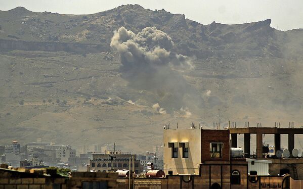 حملات هوایی ائتلاف به رهبری عربستان سعودی به پایتخت یمن شهر صنعا - اسپوتنیک ایران  