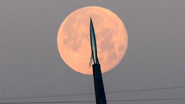 موزه فضانوردی مسکو در زمینه قرص کامل ماه - اسپوتنیک ایران  
