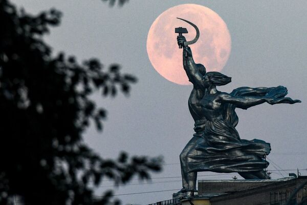 قرص کامل ماه سرخرنگ در آسمان مسکو   - اسپوتنیک ایران  