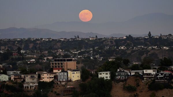 قرص کامل ماه سرخرنگ در آسمان لس‌آنجلس   - اسپوتنیک ایران  