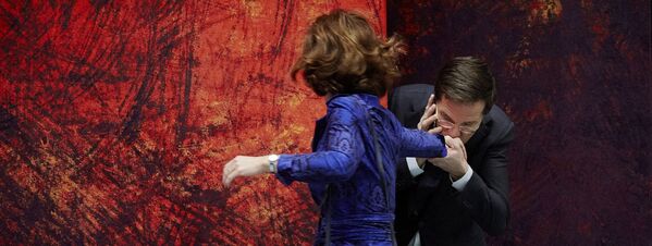 بوسه های شخصیت های معروف سیاسی
مارک روته نخست وزیر نیدرلند و آنوچکا میلتنبورگ، رئیس پارلمان - اسپوتنیک ایران  
