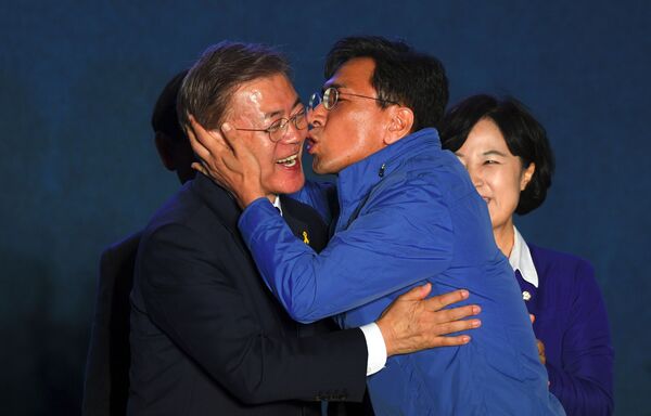 بوسه های شخصیت های معروف سیاسی
مون جا این، کاندید ریاست جمهوری در کره جنوبی - اسپوتنیک ایران  