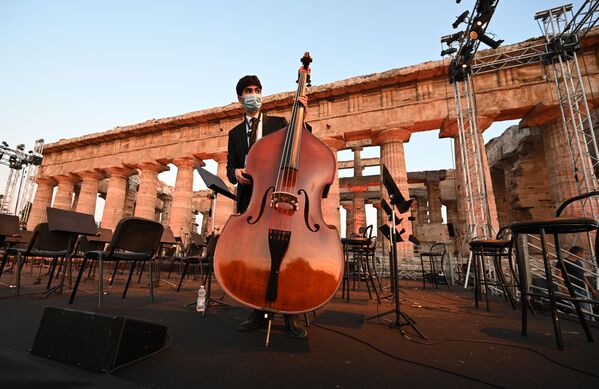 نوازنده از ارکستر جوانان در حال اجرا در پستوم ایتالیا - اسپوتنیک ایران  