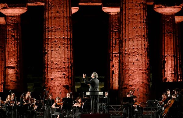 رهبر ارکستر ایتالیایی ریکاردو موتی و ارکستر جوانان در حال اجرا در پستوم ایتالیا - اسپوتنیک ایران  