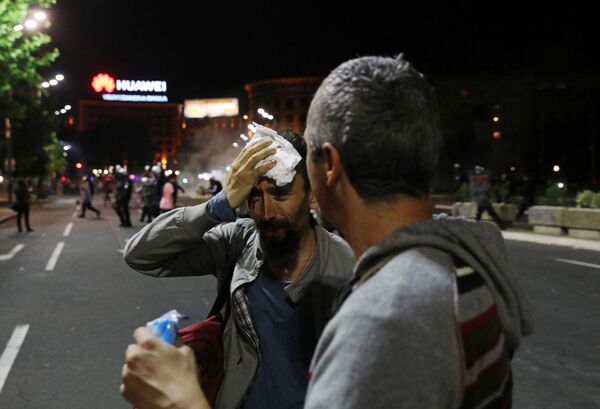 شرکت کننده زخمی شده  ناآرامی ها در بلگراد، پایتخت صربستان  - اسپوتنیک ایران  