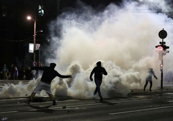 استفاده از گاز اشک آور هنگام ناآرامی ها در بلگراد، پایتخت صربستان  - اسپوتنیک ایران  