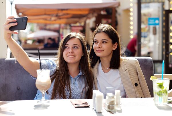 دختران در کافه ای در خیابان آربات در مسکو - اسپوتنیک ایران  