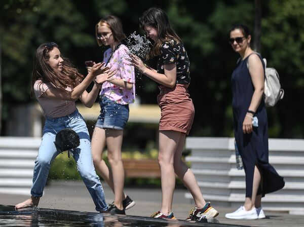 دختران در حال استراحت در پارک گورکی مسکو - اسپوتنیک ایران  