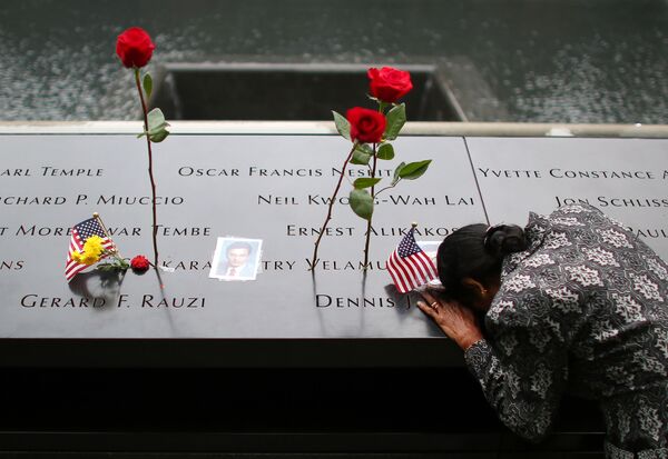 غم و اندوه زنی به خاطر از دست دادن شوهرش در کنار بنای یادبود ملی و موزه 11 سپتامبر در نیویورک - اسپوتنیک ایران  