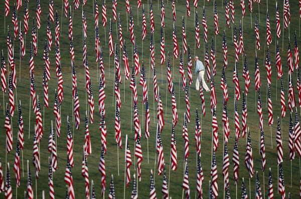هزاران پرچم آمریکا به یادبود قربانیان عملیات تروریستی 11 سپتامبر در نیویورک - اسپوتنیک ایران  
