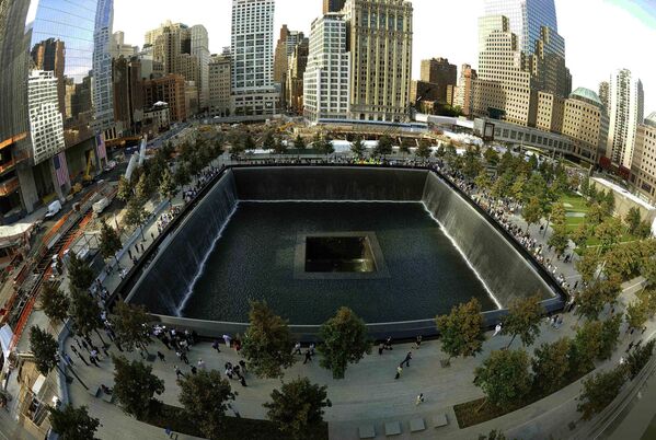 اعضای خانواده کشته شدگان در 10 ـ مین سالگرد عملیات تروریستی 11 سپتامبر در کنار بنای یادبود ملی و موزه 11 سپتامبر در نیویورک - اسپوتنیک ایران  