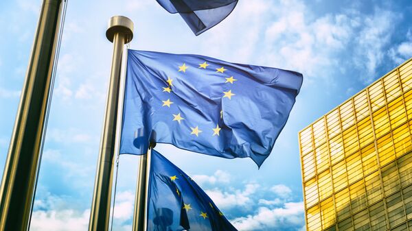 Флаги Евросоюза напротив здания Европейской комиссии в Брюсселе - اسپوتنیک ایران  
