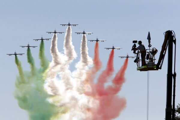 گروه خلبانان  در حال رسم پرچم ایتالیا - اسپوتنیک ایران  