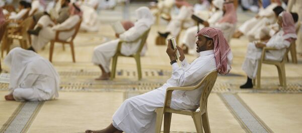 Мусульмане читают Коран во время рамадана - اسپوتنیک ایران  