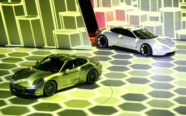 خودروهای Porsche 911 Carrera S و Mission E در آستانه افتتاح نمایشگاه بین المللی فرانکفورت در سال 2015 - اسپوتنیک ایران  