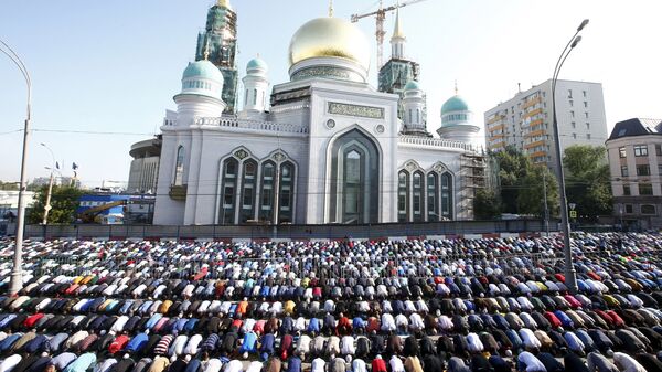 Празднование Ураза-байрама у мечети в Москве - اسپوتنیک ایران  