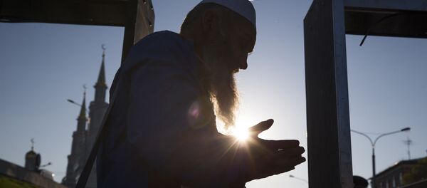 مرد در حال عبادت در مراسم گشایش مسجد جامع مسکو پس از بازسازی - اسپوتنیک ایران  