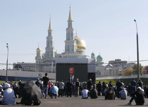 مردم هنگام شنیدن سخنرانی ولادیمیر پوتین، رئیس جمهور روسیه در مراسم گشایش مسجد جامع مسکو پس از بازسازی - اسپوتنیک ایران  