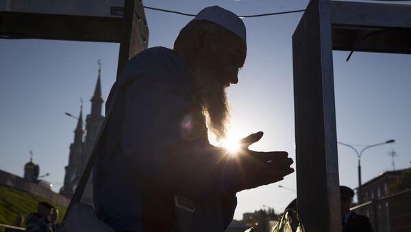 Верующий молится во время церемонии открытия после реконструкции главной мечети Москвы - اسپوتنیک ایران  