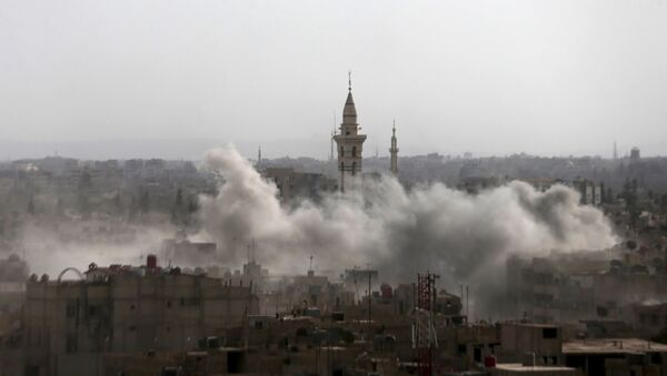دود بر خاسته  از ضربات هوایی به شهر «دوما» سوریه - اسپوتنیک ایران  