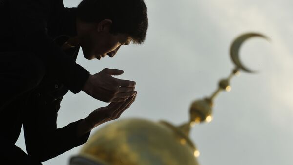 Мусульмане в день праздника жертвоприношения Курбан-Байрам у Московской Соборной мечети - اسپوتنیک ایران  