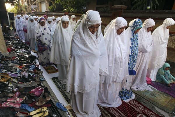 زنان مسلمان  در نماز صبح  در زمان جشن  عید قربان در  اندونزی - اسپوتنیک ایران  