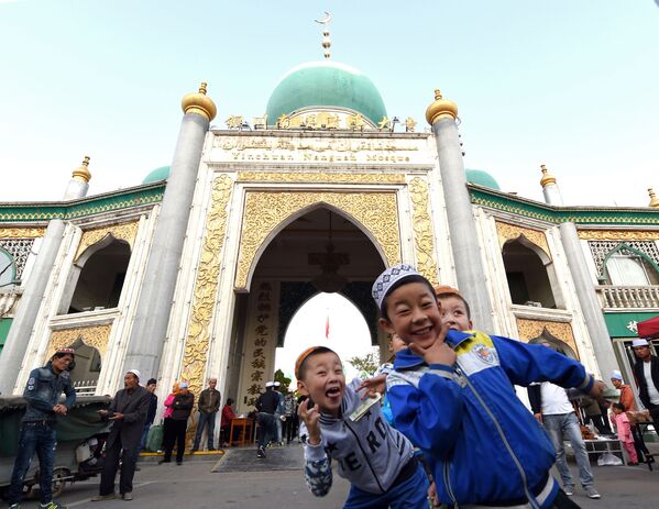 بچه های  مسلمان چینی  در  زمان برگزاری عید قربان در مسجد - اسپوتنیک ایران  