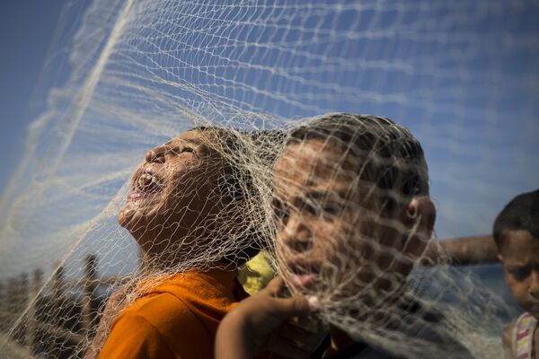 بازی بچه های فلسطینی  با تور ماهیگیری - اسپوتنیک ایران  