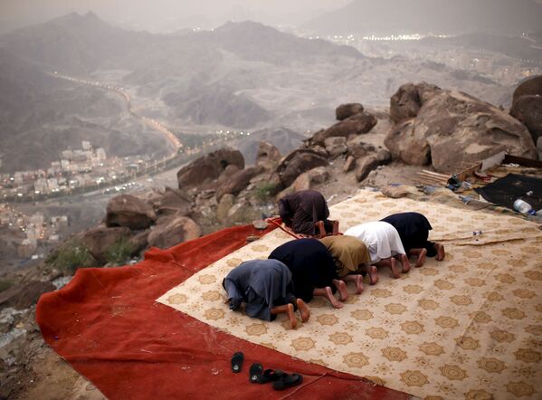 نماز بر قله کوه « ثور» در راه مکه - اسپوتنیک ایران  
