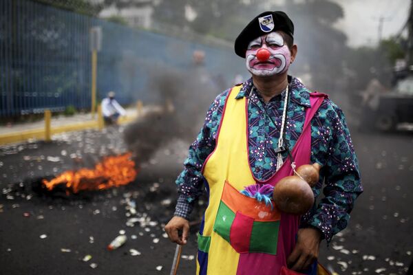 مردی در لباس دلقک در تظاهرات سان- سالوادور - اسپوتنیک ایران  